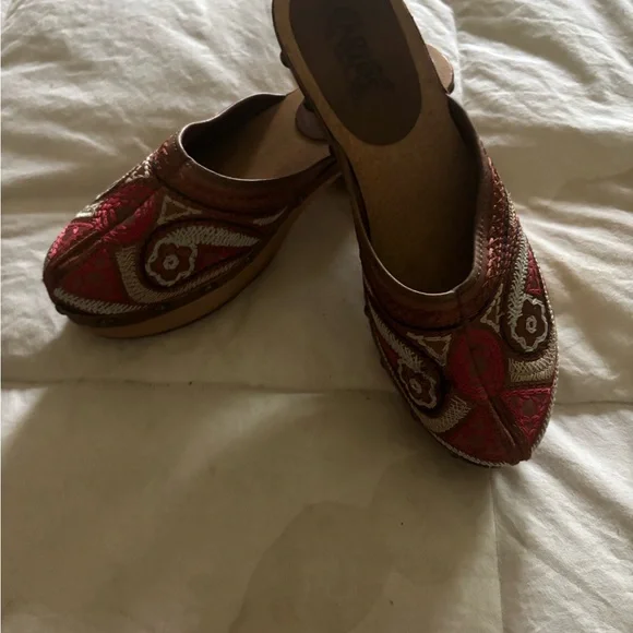 Carlos by Carlos Santana Red and Brown Embroidered Mules - Picture 4 of 4